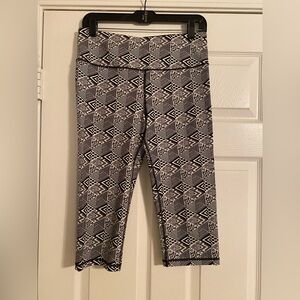 VSX Victoria’s Secret Geometric Print Black and White Leggings-Knee Length.Small